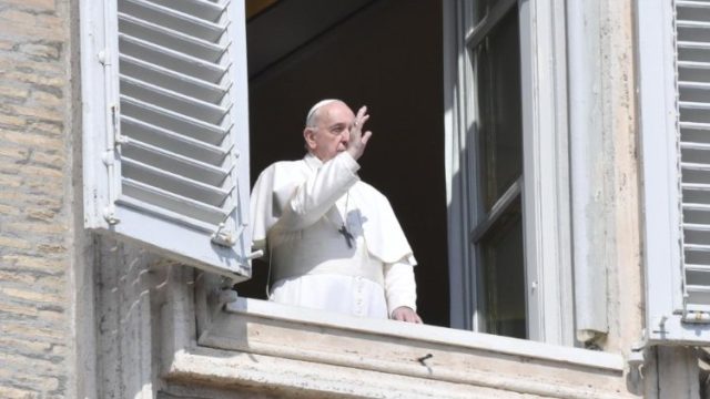 Il Papa: alla pandemia del virus rispondiamo con la preghiera